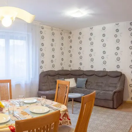 بيت للعطل House Stela